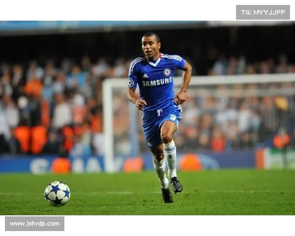 揭秘阿什利·科尔在足球场上的多重位置转换与战术作用分析 揭秘阿什利·科尔在足球场上的多重位置转换与战术作用分析